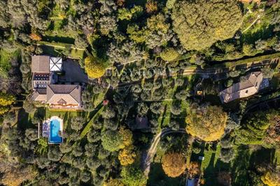 Propriété - 305 m² - 9 pièces