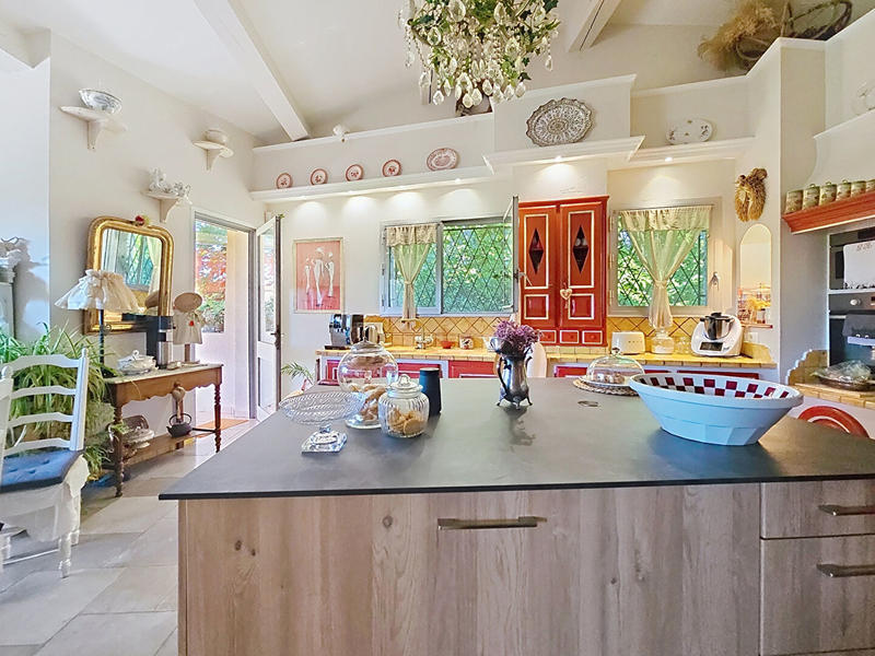 Maison - 256 m² - 6 pièces