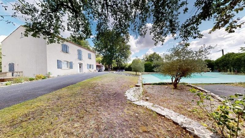 Propriété - 240 m² - 9 pièces