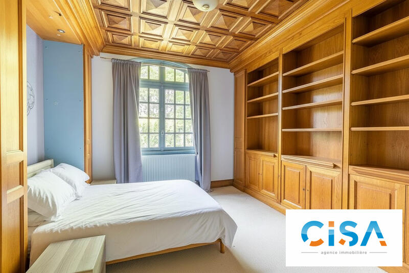 Maison - 230 m² - 8 pièces