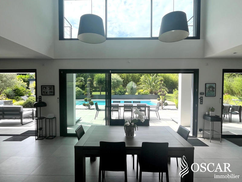 Maison contemporaine - 262 m² - 12 pièces