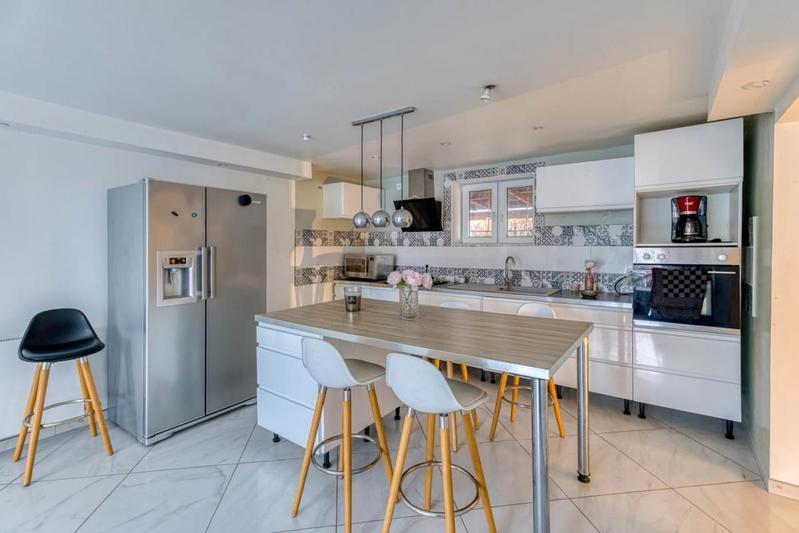 Maison - 182 m² - 9 pièces