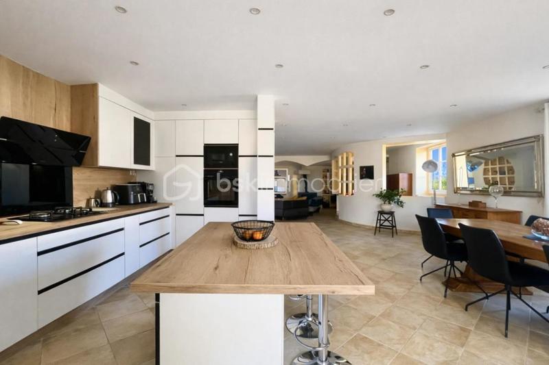 Maison - 201 m² - 7 pièces