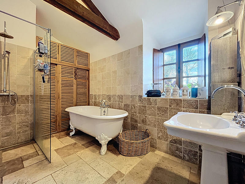 Maison - 418 m² - 15 pièces