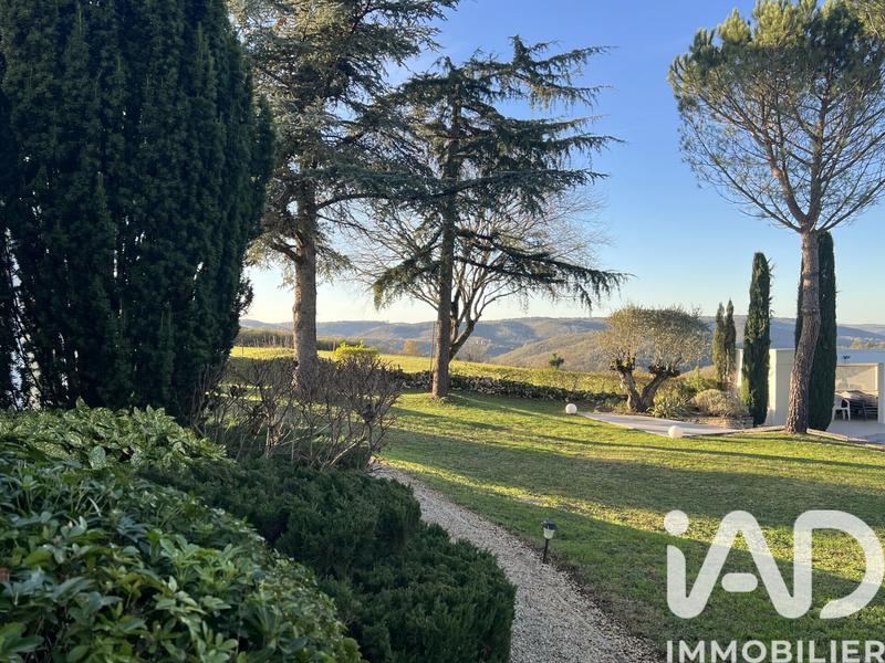 Maison - 228 m² - 8 pièces