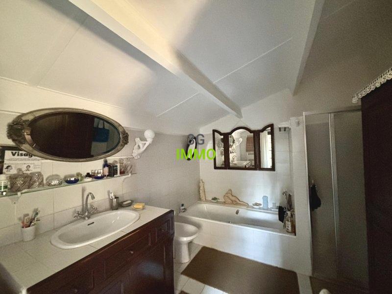 Propriété - 215 m² - 7 pièces