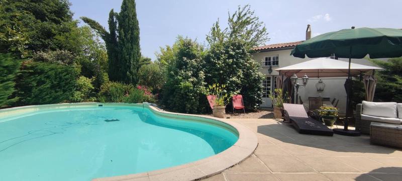 Maison - 484 m² - 12 pièces