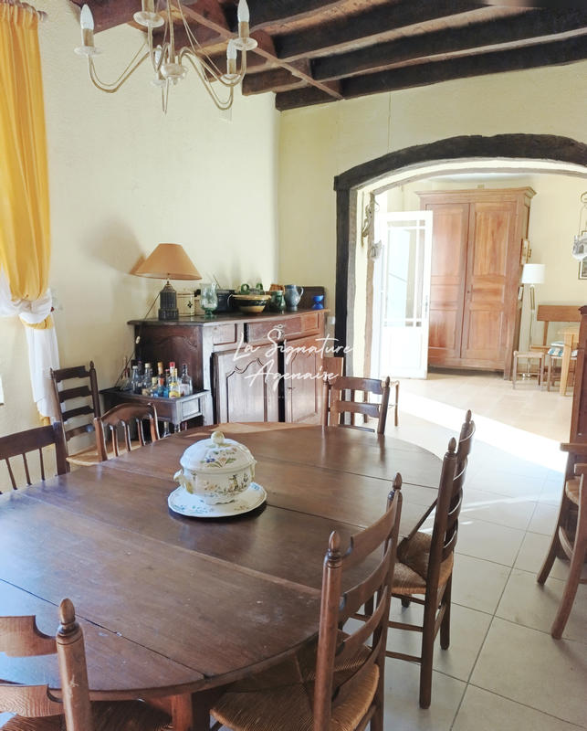 Propriété - 297 m² - 10 pièces