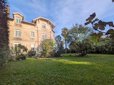 Maison - 284 m² - 13 pièces