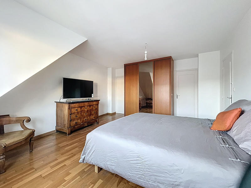 Maison - 215 m² - 10 pièces