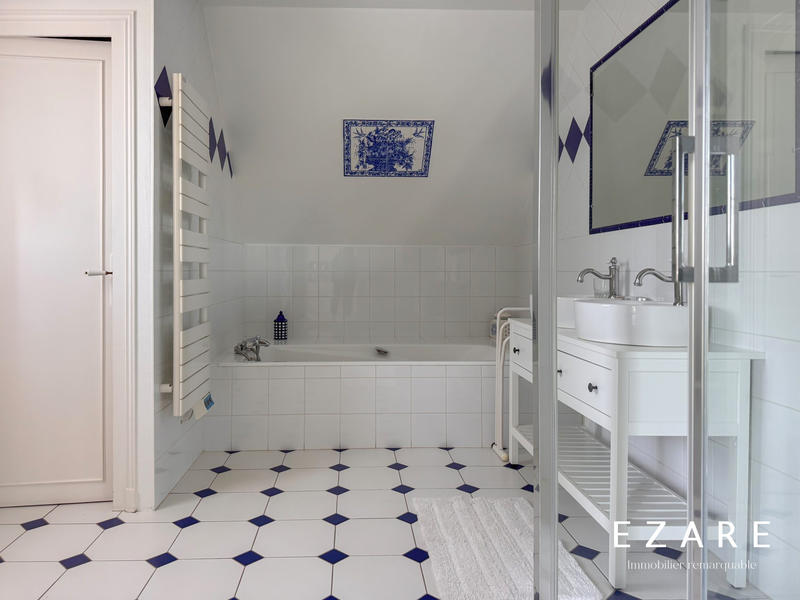 Maison - 360 m² - 11 pièces