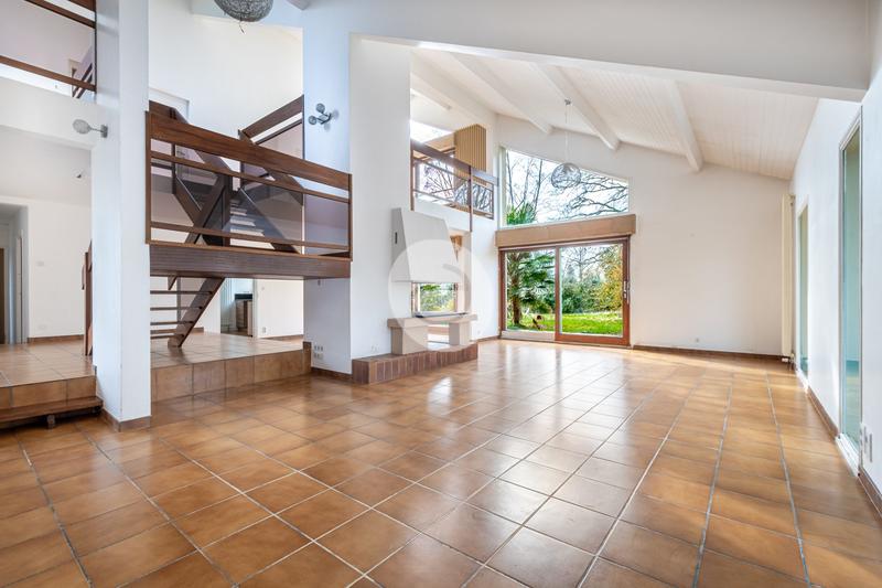 Maison - 427 m² - 14 pièces