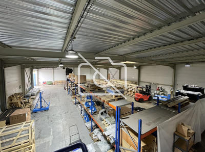 Entrepôt - 827 m²