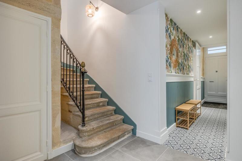 Maison - 241 m² - 12 pièces