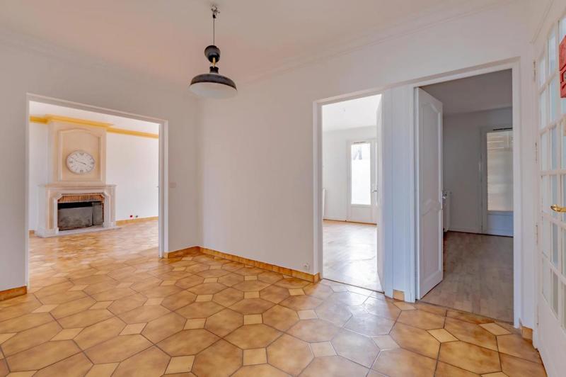 Maison - 280 m² - 10 pièces