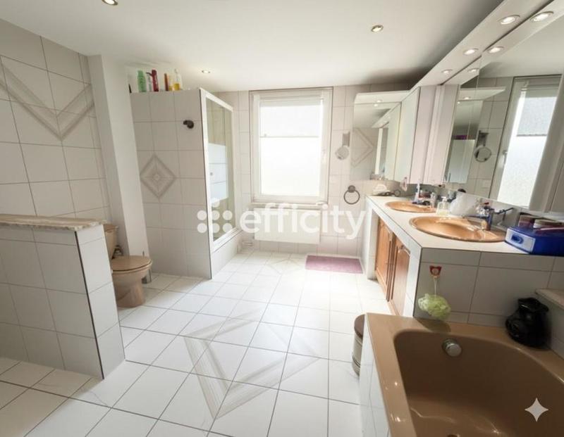 Maison - 200 m² - 8 pièces