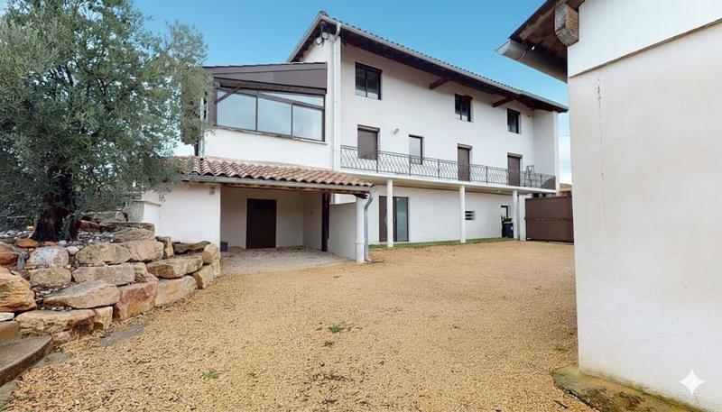 Maison - 260 m² - 6 pièces