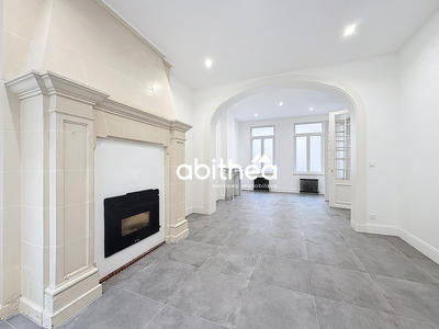 Maison - 205 m² - 9 pièces