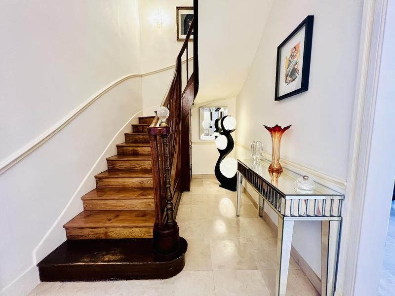 Maison - 305 m² - 8 pièces