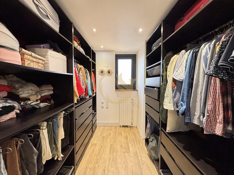 Maison - 230 m² - 8 pièces