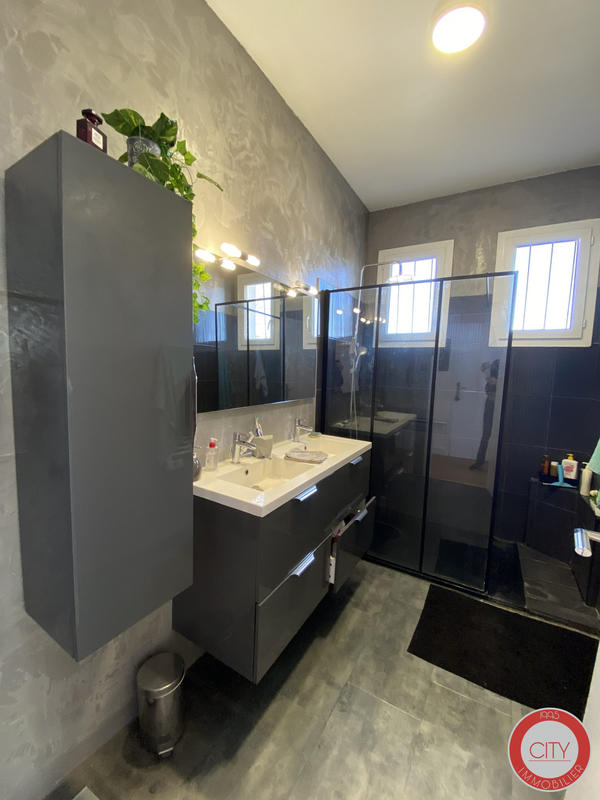 Maison traditionnelle - 223 m² - 9 pièces