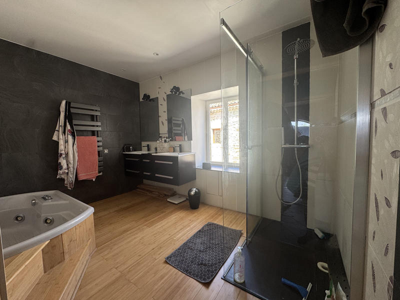 Maison - 325 m² - 11 pièces