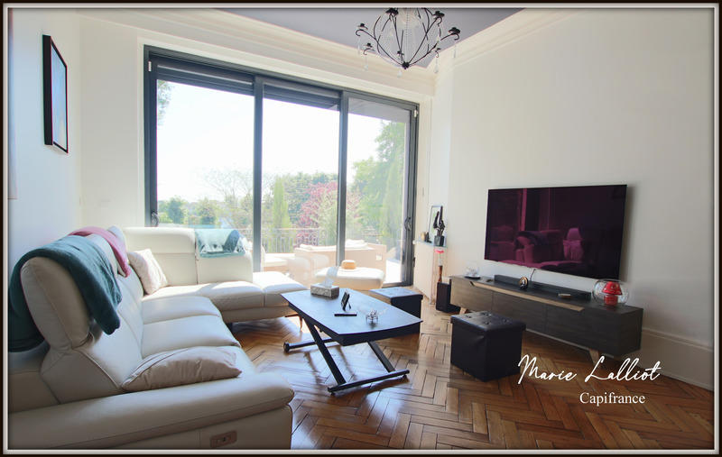 Maison - 370 m² - 11 pièces