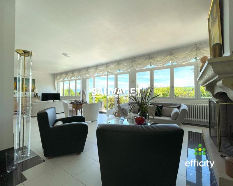 Maison - 275 m² - 9 pièces