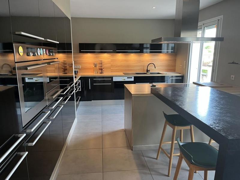 Maison - 225 m² - 9 pièces