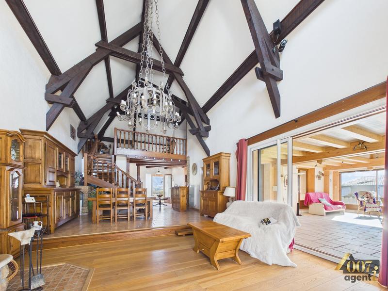 Maison - 237 m² - 7 pièces