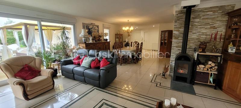 Maison - 230 m² - 8 pièces