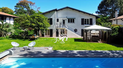 Villa - 260 m² - 8 pièces