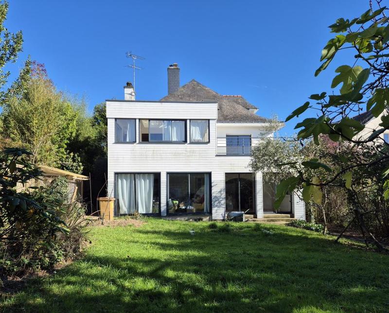 Maison - 240 m² - 9 pièces