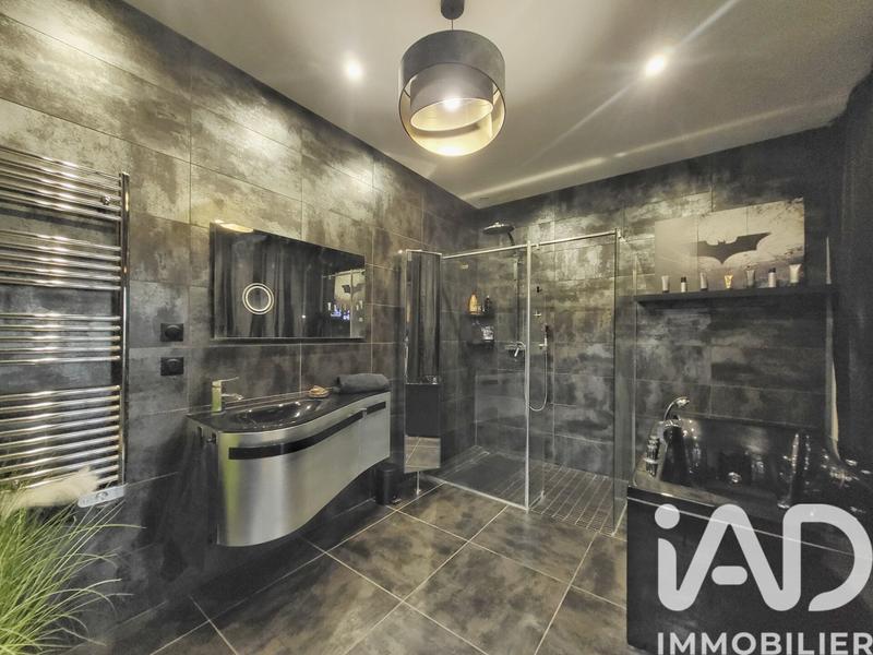 Maison - 237 m² - 7 pièces