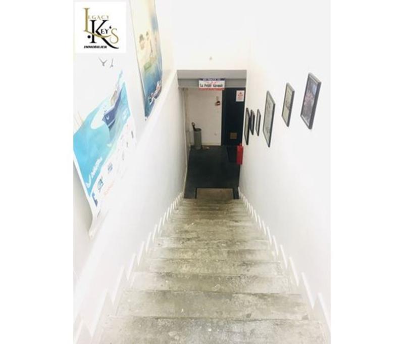 Local commercial - 250 m² - 15 pièces