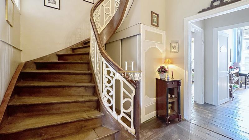 Maison - 240 m² - 8 pièces