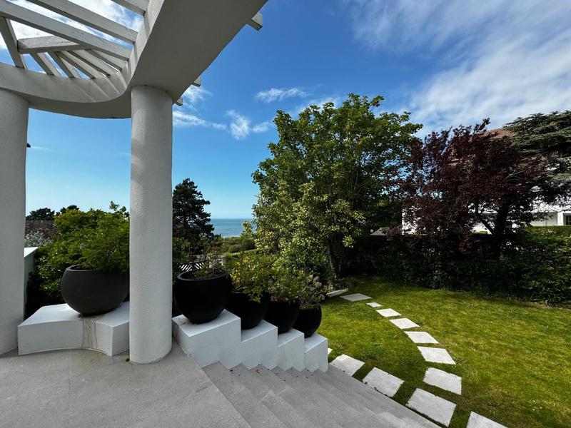 Maison contemporaine - 417 m² - 10 pièces