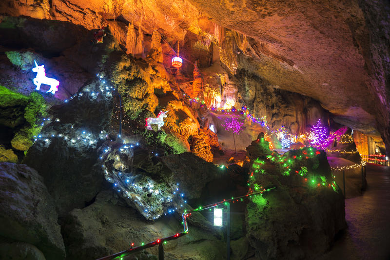 La Magie des lumières de Noël sous terre