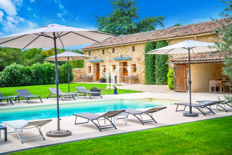 Maison - 537 m² - 12 pièces