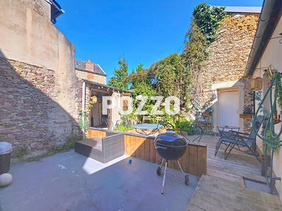 Maison - 222 m² - 8 pièces