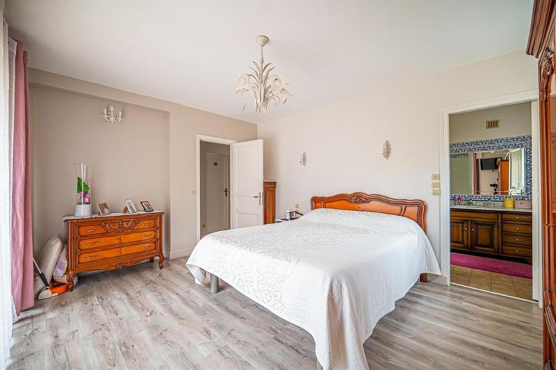 Maison - 230 m² - 8 pièces