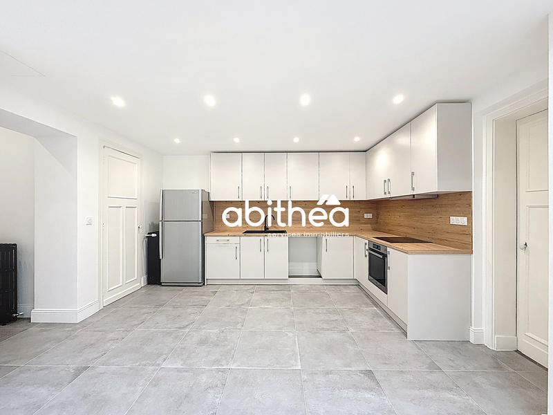 Maison - 205 m² - 9 pièces