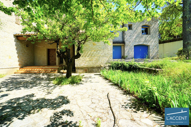 Maison - 435 m² - 8 pièces