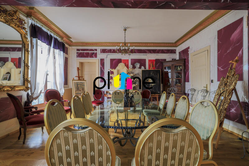 Maison - 973 m² - 17 pièces