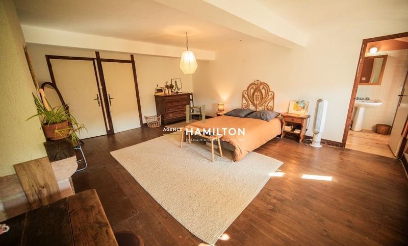 Propriété - 378 m² - 10 pièces