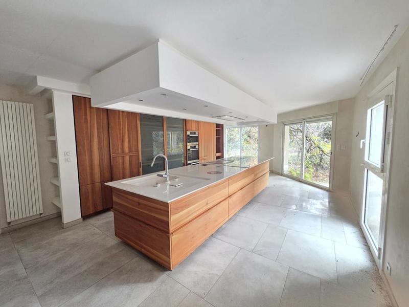 Maison - 235 m² - 6 pièces