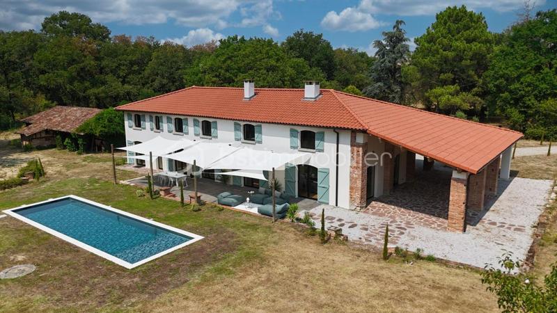 Propriété - 310 m² - 9 pièces