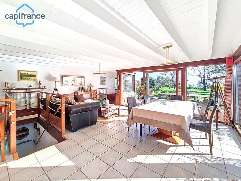 Maison - 233 m² - 10 pièces