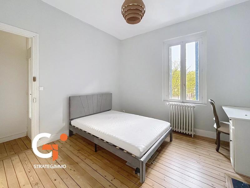 Chambre - 130 m² - 6 pièces