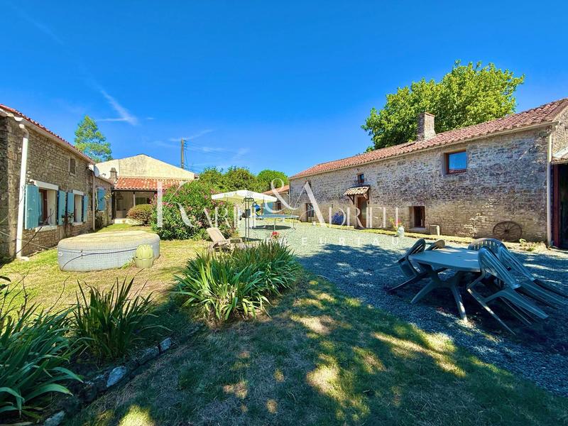 Maison - 365 m² - 11 pièces